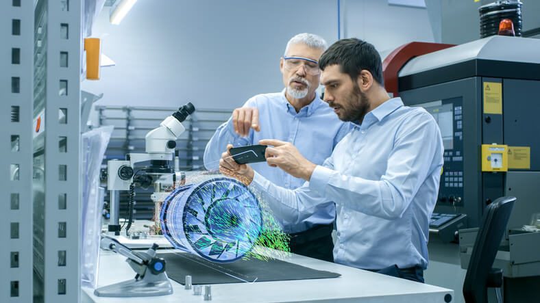 两个人在实验室边工作边看手机。