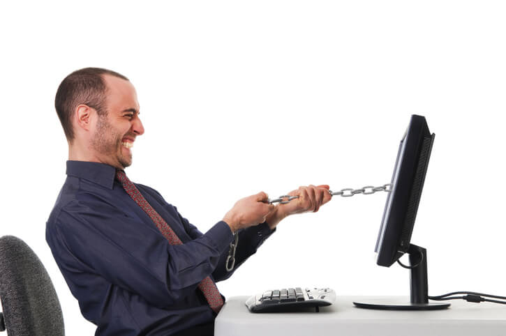 一名男子从电脑屏幕上拉出一根链子